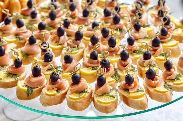 Restauration de canape aux olives, citron et saumon