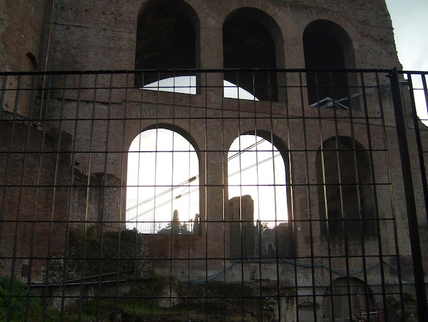 Restauration du Colisée romain Une clôture métallique autour du Colisée Le soleil du soir traverse de hautes fenêtres et ouvertures