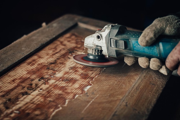 restauration de meubles en bois à partir de bois massif une vieille planche de bois est polie