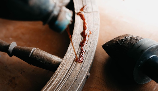 restauration d'objets anciens en bois traitement avec peinture et vernis à bois