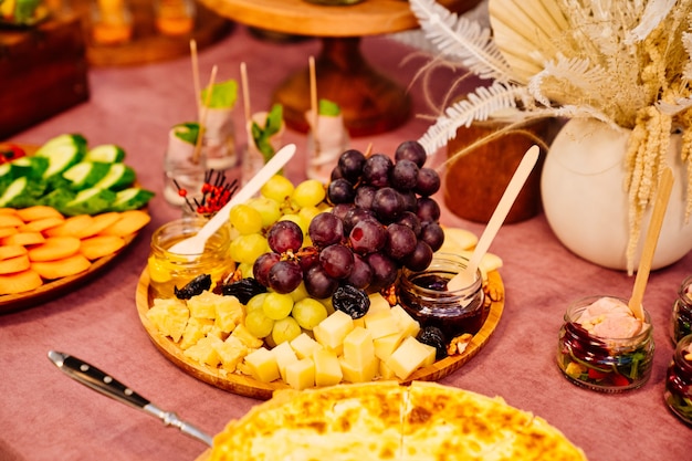 Restauration. table avec apéritifs