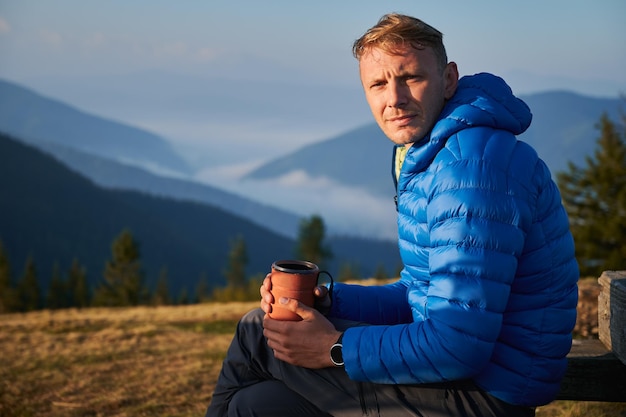 Reste de mec solitaire à l'extérieur dans les montagnes