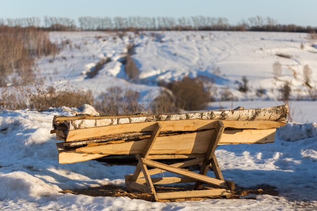 Restes de bois de chauffage sur chevalet le soir d'hiver avec mise au point sélective