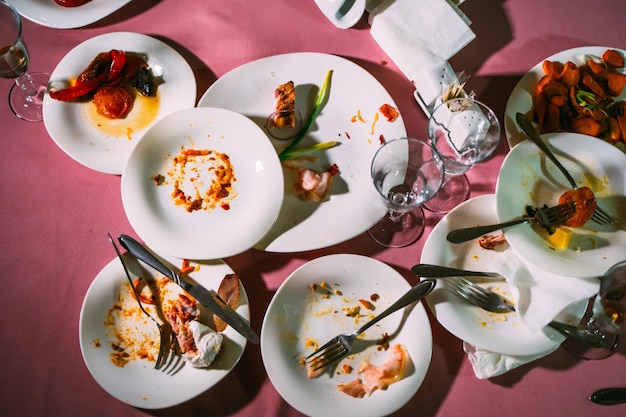 Restes de nourriture après la fête Dîner au restaurant