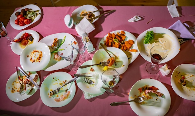 Restes de nourriture après la fête de la nourriture sale Après le dîner Concept de l'entreprise de restauration