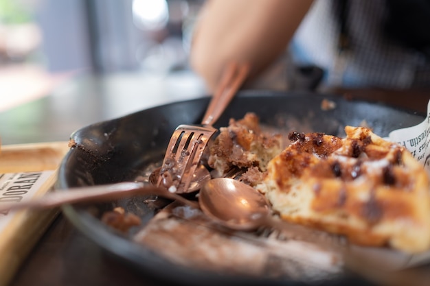 Restes de nourriture après la fête, nourriture sale