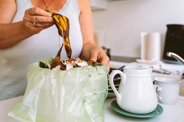Des restes de nourriture dans la poubelle de la cuisine