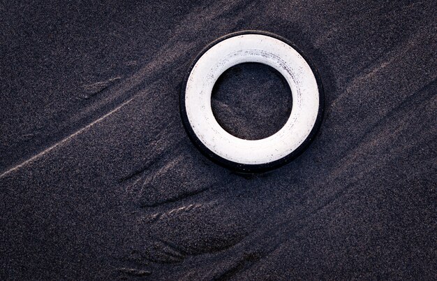 Restes d&#39;un vieux pneu sur une plage