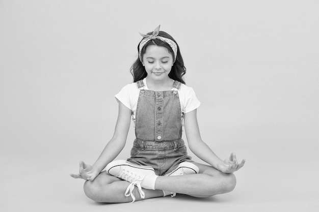 Restez positif et optimiste Espace privé pour vous détendre Entraînement de yoga KId adorable fille s'asseoir méditer Pratique de la méditation Équilibre de vie Bonnes vibrations Méditation paisible Apprendre les techniques de méditation