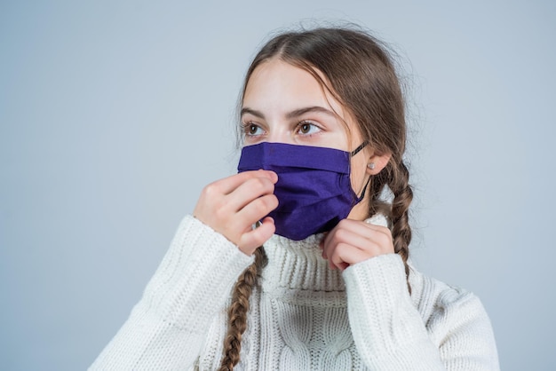 Restez protégé. fille dans un masque médical respiratoire. patient dans l'article de sécurité. hygiène sur la pandémie de coronavirus. elle a besoin d'un vaccin contre le virus. quarantaine épidémique. confinement. covid-19 et santé.