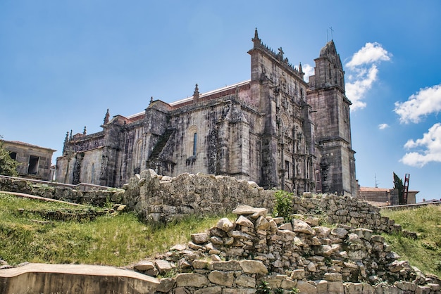 Restos en ruina de antigua muralla romana y basílica de Santa María la Mayor de estilo gótico isabelino y plateresco en Pontevedra, España