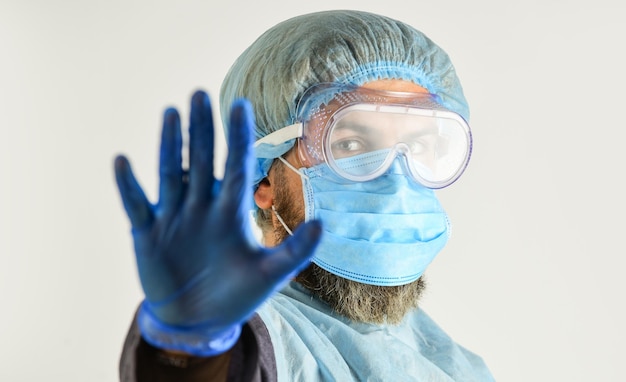 Restrictions de séjour à la maison Mesures préventives contre les maladies infectieuses homme médecin portant des gants et des lunettes de protection porter un masque respiratoire infirmière en uniforme attention verrouiller arrêter le coronavirus