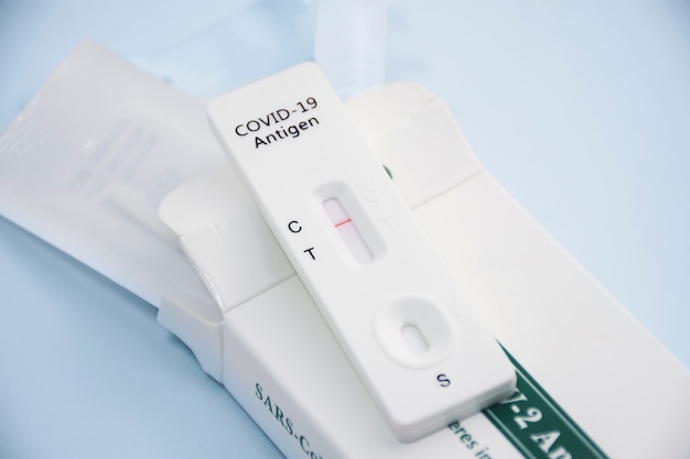 Résultat du test négatif Covid-19 avec le kit de test d'antigène rapide SARS CoV-2 (ATK), concept de protection infectieuse du coronavirus