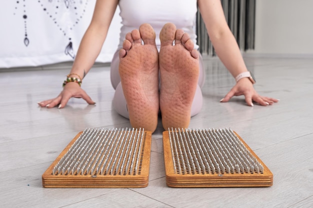 Résultat de la pratique debout des ongles jambes de femme sur la planche de sadhu yoga méditation massage des pieds