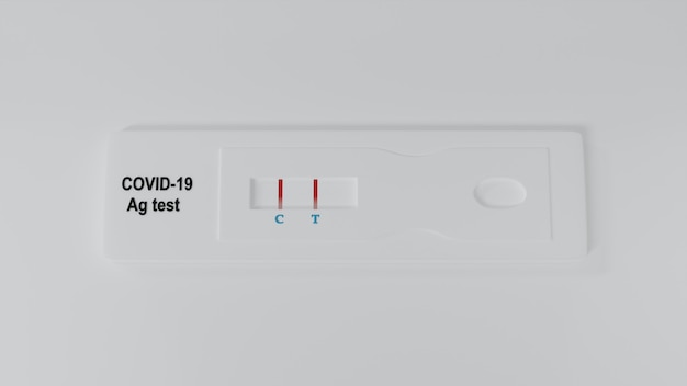 Résultat De Test Positif à L'aide D'un Appareil De Test Rapide Pour L'antigène Covid-19 Isolé Sur Fond Blanc
