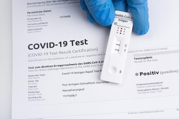 Résultat de test positif en utilisant un dispositif de test rapide pour COVID19