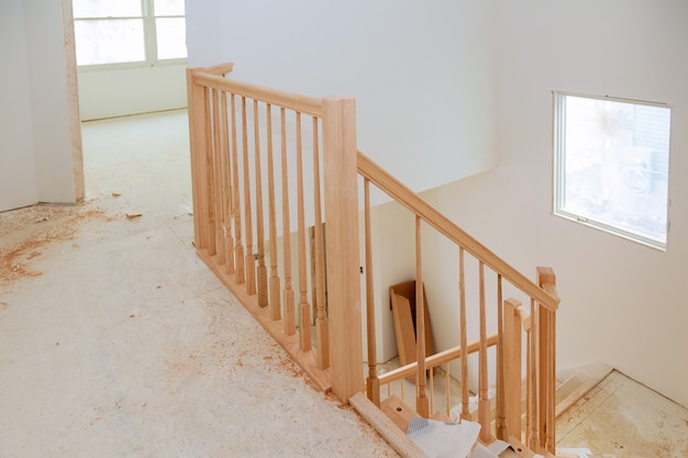 Résumé de belles rampes d&#39;escalier et marches moquettées dans la maison.