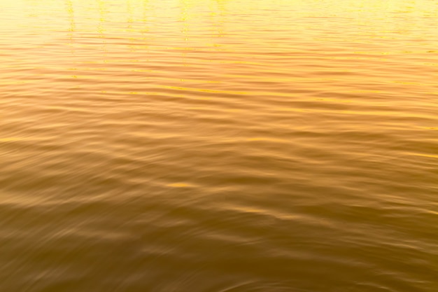 Photo résumé de couleur jaune d'une onde liquide basée sur la vague d'eau