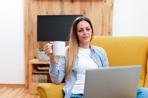 Résumé donnant des conseils commerciaux en ligne, diffusion de la présence sur Internet, réunion de classe virtuelle, travail de bureau à distance, présentation informatique, cyberconversation occasionnelle