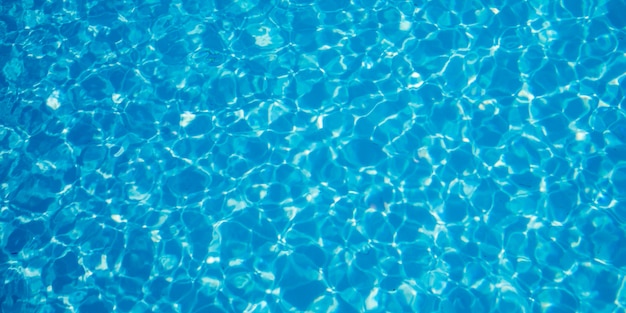 Photo résumé de l'eau déchirée dans la piscine avec fond d'ondulations de texture radiale bleue