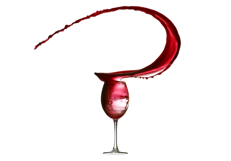 Photo résumé des éclaboussures de vin rouge isolé sur blanc