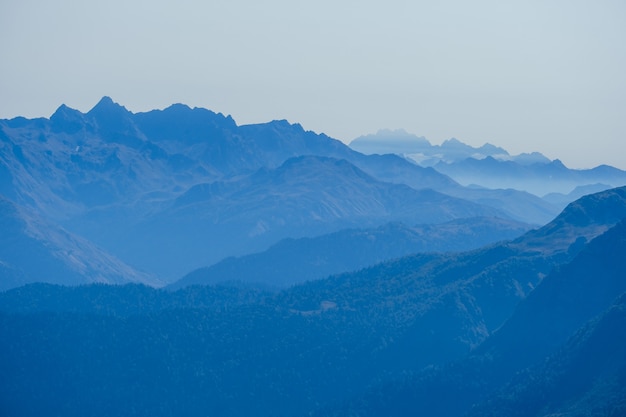 Résumé flou naturel avec les montagnes du Caucase dans une brume bleue du matin