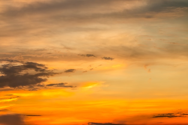 Résumé floue du ciel dramatique coloré au crépuscule.