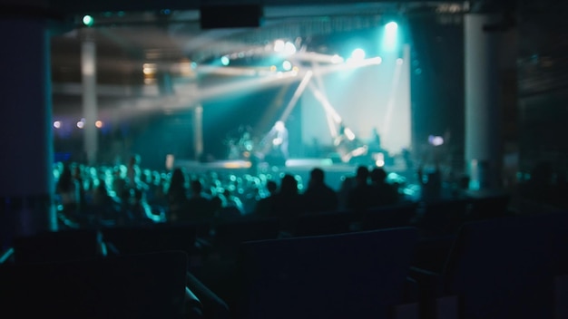 Résumé floue - une foule de jeunes lors d'un concert de rock en club