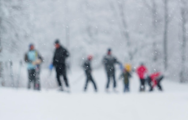 Résumé fond flocons de neige personnes en plein air dans le parc ou à l'extérieur Grande famille jouant avec de la neige