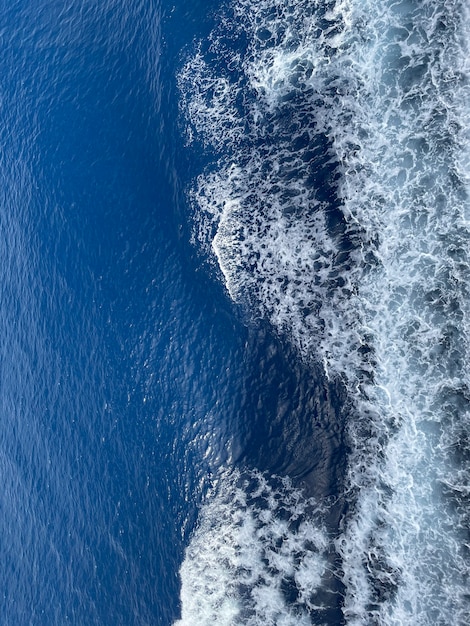 Résumé historique de la vue de dessus de l'eau de mer bleue
