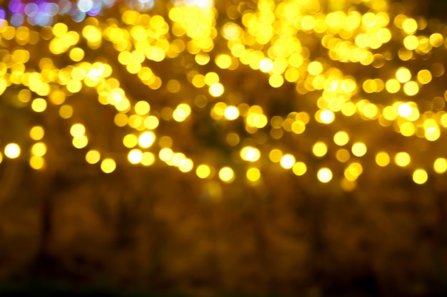 Résumé de lumières de Noël avec bokeh jaune brillant