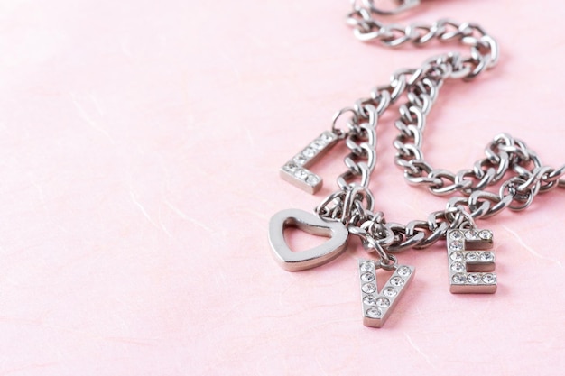 Résumé le mot amour de femme accessoire chaîne en métal en forme de coeur et diamants
