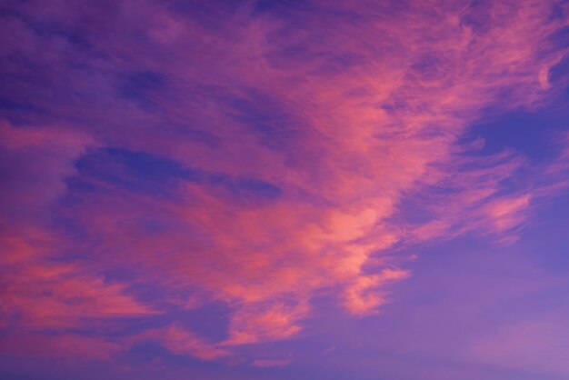 Résumé et motif du ciel nuageux Velours violet Velours Violet Tendance couleur de fond de l'année Motif de nuages colorés et ciel coucher de soleil ou lever de soleil Coucher de soleil spectaculaire au crépuscule Beauté du ciel