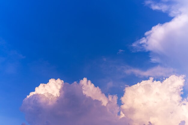 Résumé et motif de fond de ciel nuageux, motif de nuage coloré et de ciel coucher de soleil ou lever de soleil : coucher de soleil spectaculaire au crépuscule, beauté du ciel