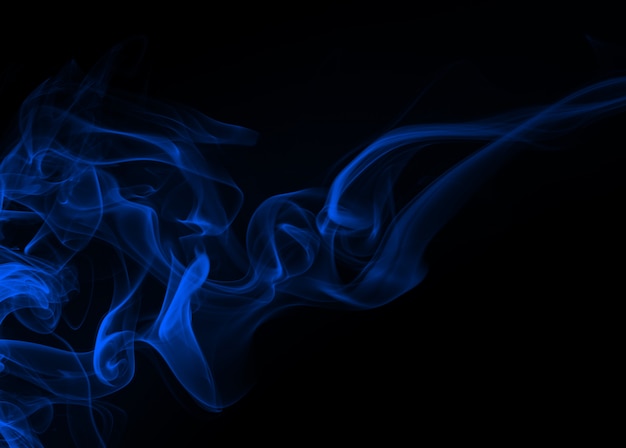 Résumé de mouvement de fumée bleue sur fond noir, concept d'obscurité