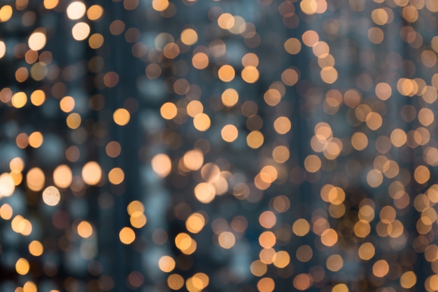 Résumé de Noël Guirlande dorée floue bokeh, motif défocalisé.