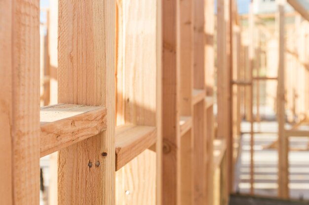 Résumé de l'ossature de maison en bois sur le chantier de construction