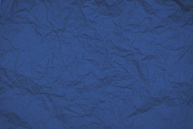 Résumé papier froissé texturé émietté tonique en bleu tendance 2020 classique, fond.