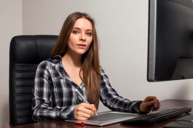 Retoucher va faire son travail au bureau