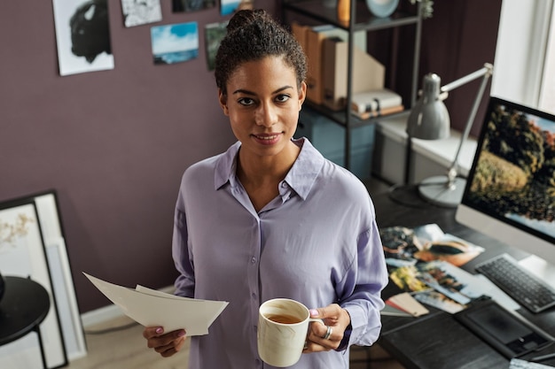 Retoucheur avec tasse de café