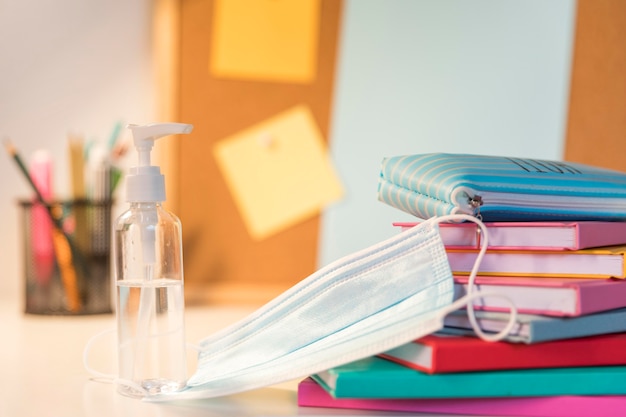 Photo retour à l'assortiment de fournitures scolaires dans la nouvelle norme