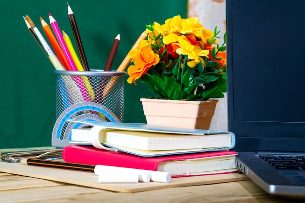 Retour au concept d'école. crayon de couleur et fournitures sur une table en bois