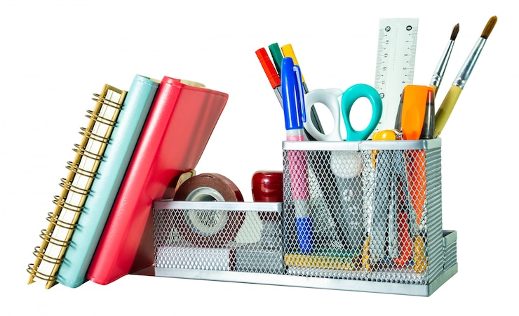 Photo retour au concept d'école. crayon, stylo et fournitures dans le support sur un tracé de détourage isolé fond blanc