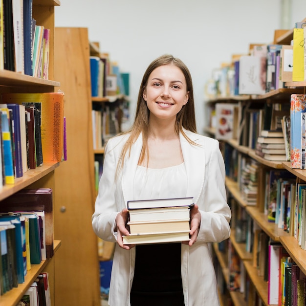 Photo retour au concept d'école avec une femme étudiant en bibliothèque