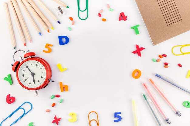 Retour au concept d&#39;école avec des fournitures de bureau