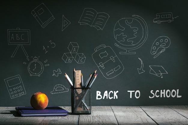 Retour au concept de l'école. papeterie avec des fruits sur la table