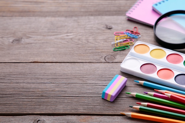 Retour au concept de l'école sur une surface en bois grise