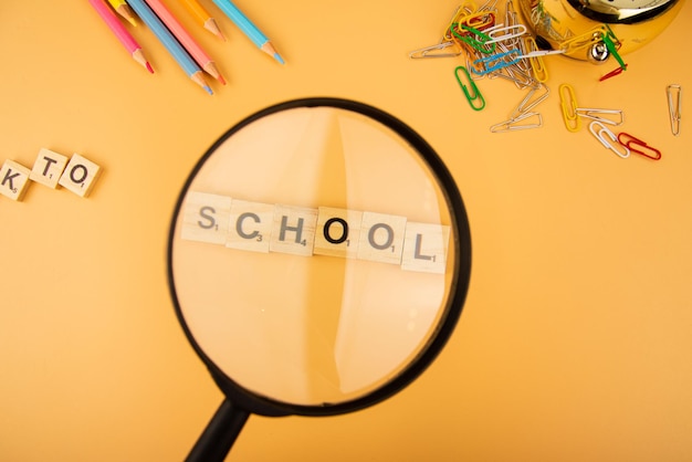 Retour au fond de l'école avec des fournitures scolaires et de l'espace de copie