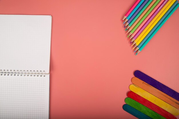 Retour au fond de l'école avec des fournitures scolaires et de l'espace de copie