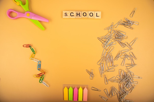 Retour au fond de l'école avec des fournitures scolaires et de l'espace de copie